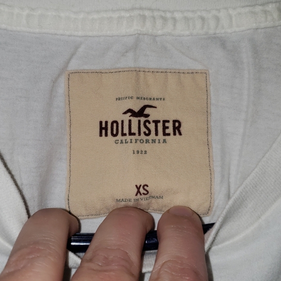 Like New!! HOLLISTER Slim Fit Tee - Picture 3 of 5
